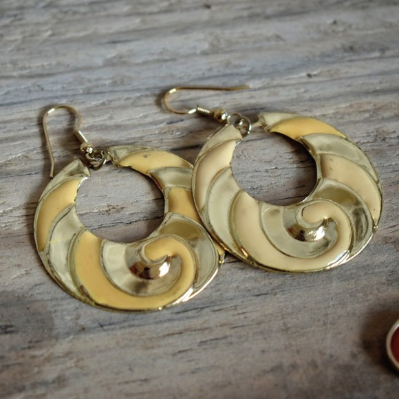 2 Pairs Fun Earrings Pale Yellow Orange GP Metal Acrylic - Picture 4 of 4